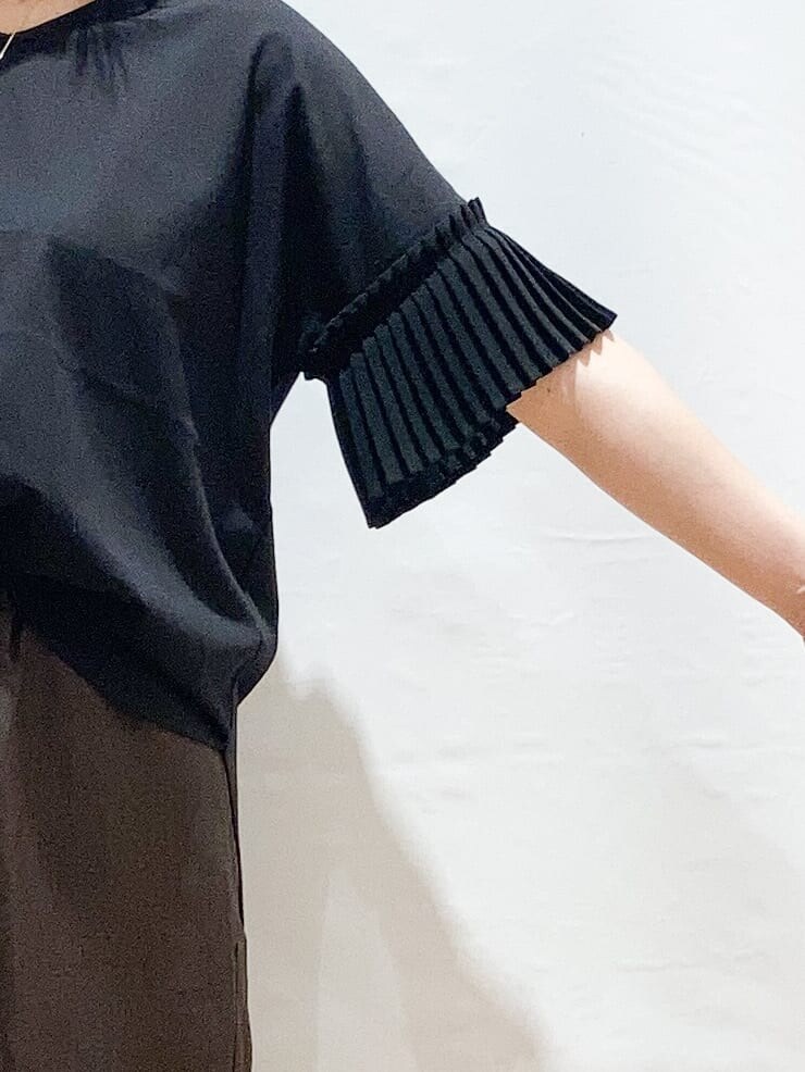 ブラック系のTシャツ/カットソー、ブラウン系のその他パンツ、ブラック系のショルダーバッグを着用したレディースの夏コーディネートの4枚目の写真