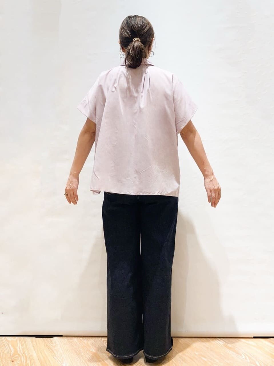 パープル系のシャツ/ブラウス、ブルー系のデニムパンツ、ベージュ系のショルダーバッグを着用したレディースの夏コーディネートの3枚目の写真