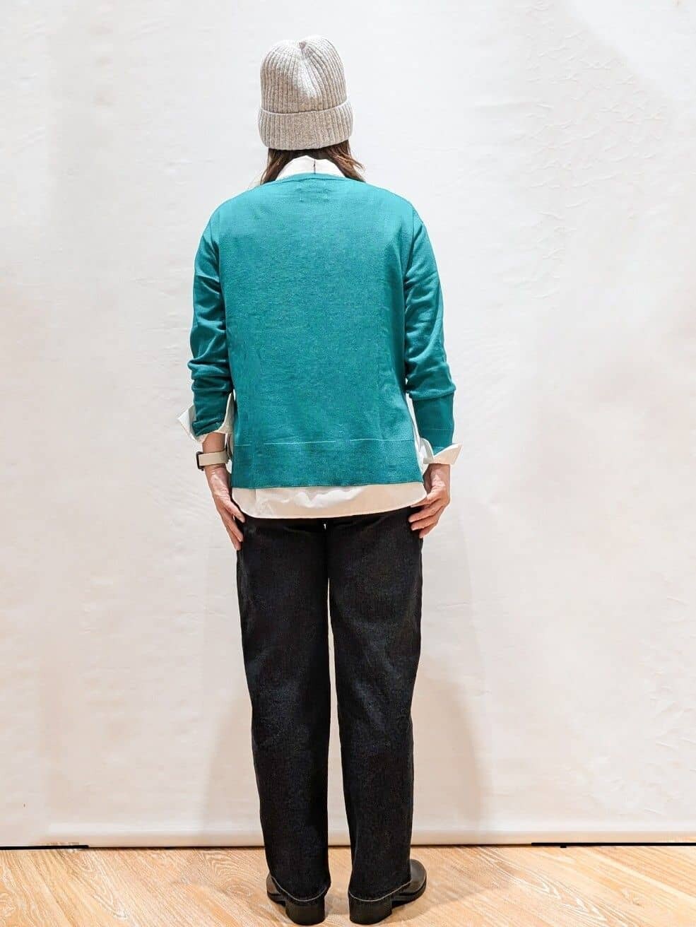 ホワイト系のシャツ/ブラウス、グリーン系のニット/セーター、ブルー系のデニムパンツを着用したレディースの秋コーディネートの2枚目の写真