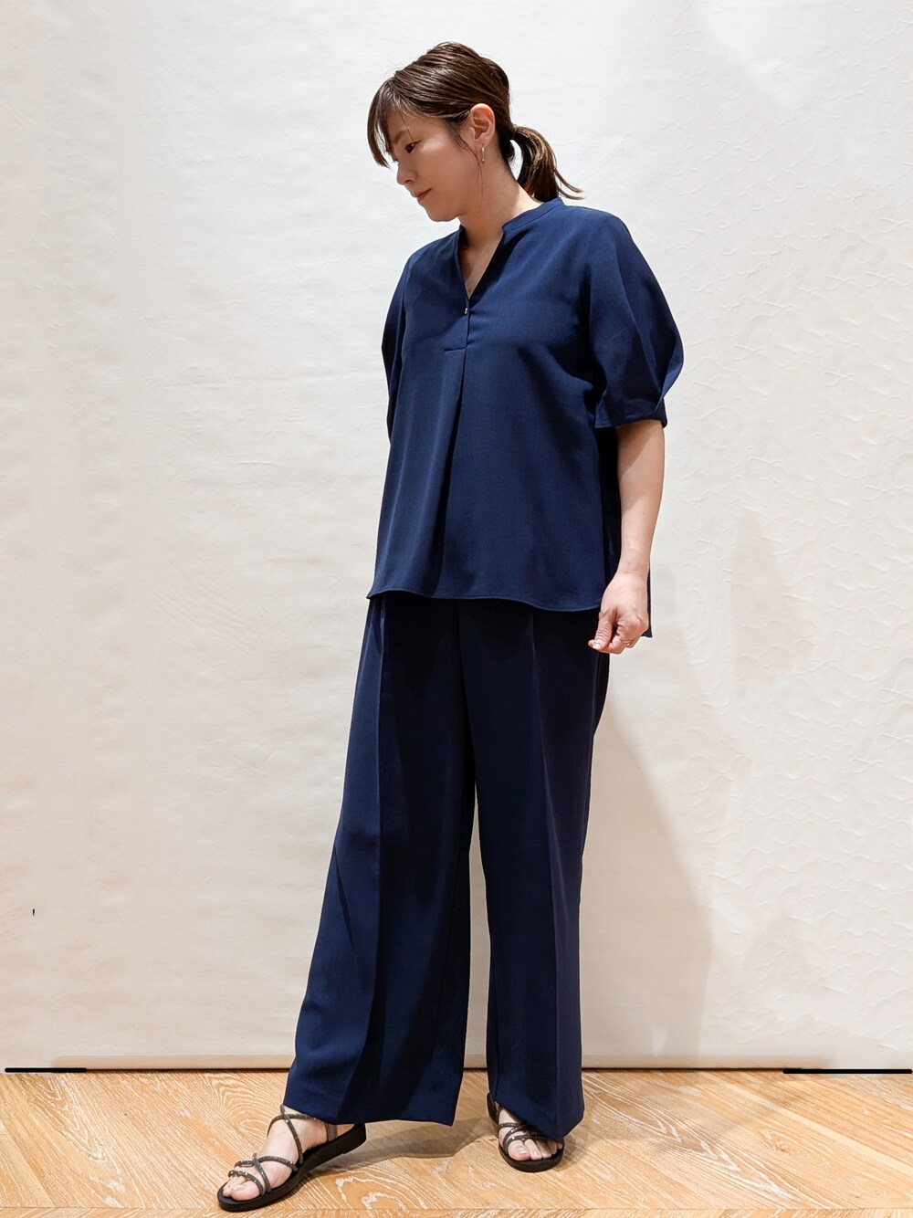 ブルー系のシャツ/ブラウス、ブルー系のその他パンツ、シルバー系のショルダーバッグを着用したレディースの春コーディネートの3枚目の写真