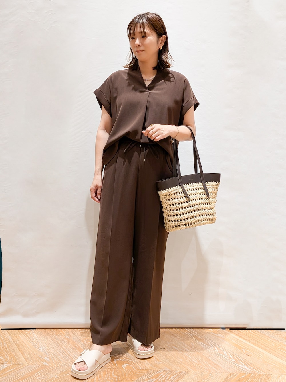ブラウン系のシャツ/ブラウス、ブラウン系のその他パンツ、ブラウン系のトートバッグを着用したレディースの夏コーディネートの2枚目の写真