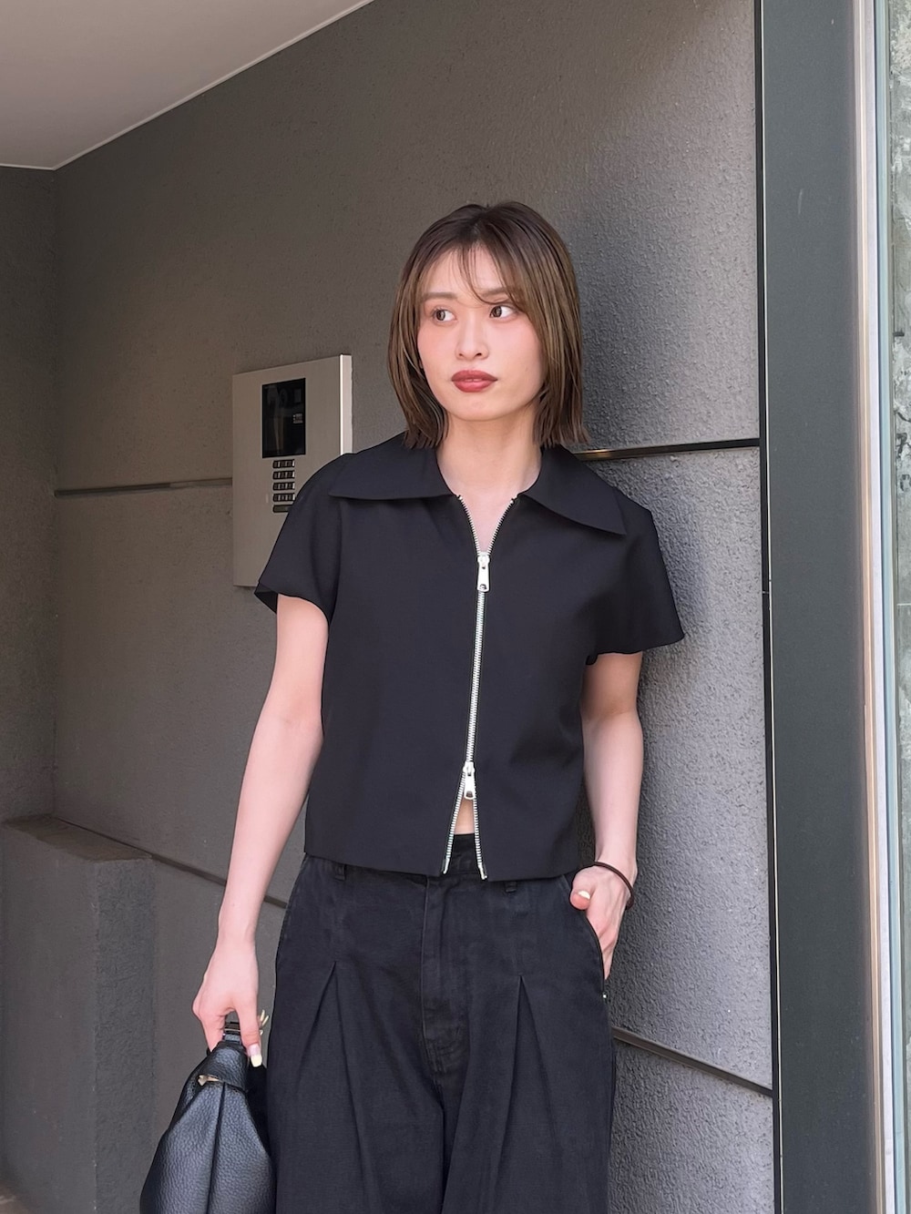 ブラック系のシャツ/ブラウス、ブラック系のデニムパンツ、ブラック系のトートバッグを着用したレディースの夏コーディネートの3枚目の写真