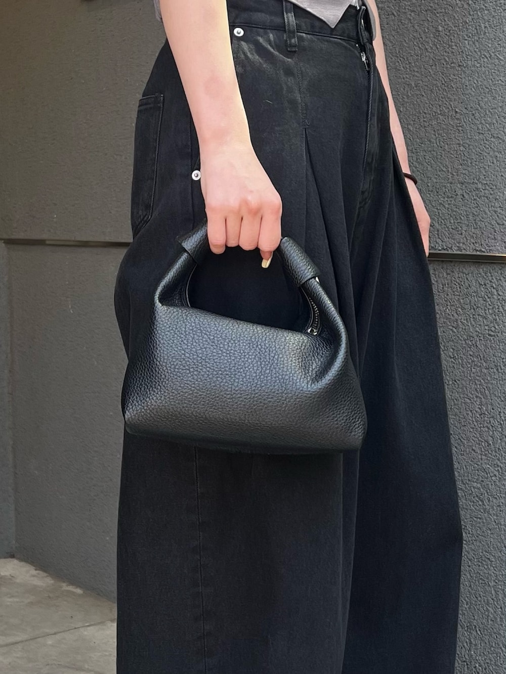 ブラック系のシャツ/ブラウス、ブラック系のデニムパンツ、ブラック系のトートバッグを着用したレディースの夏コーディネートの8枚目の写真