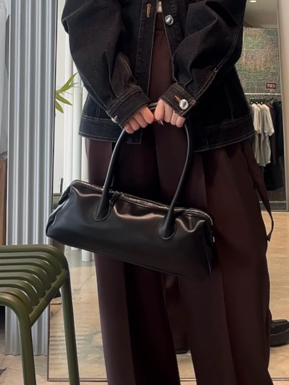 ブラウン系のスラックス、ブラック系のデニムジャケット、ホワイト系のTシャツ/カットソーを着用したレディースの春コーディネートの5枚目の写真