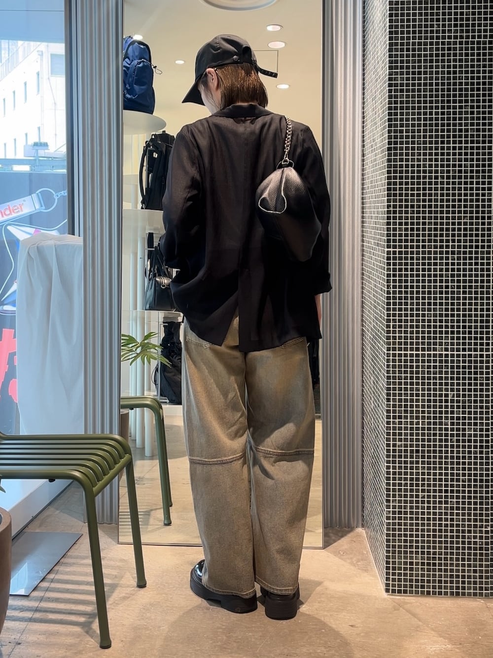 ブルー系のデニムパンツ、ブラック系のテーラードジャケット、ホワイト系のTシャツ/カットソーを着用したレディースの春コーディネートの2枚目の写真