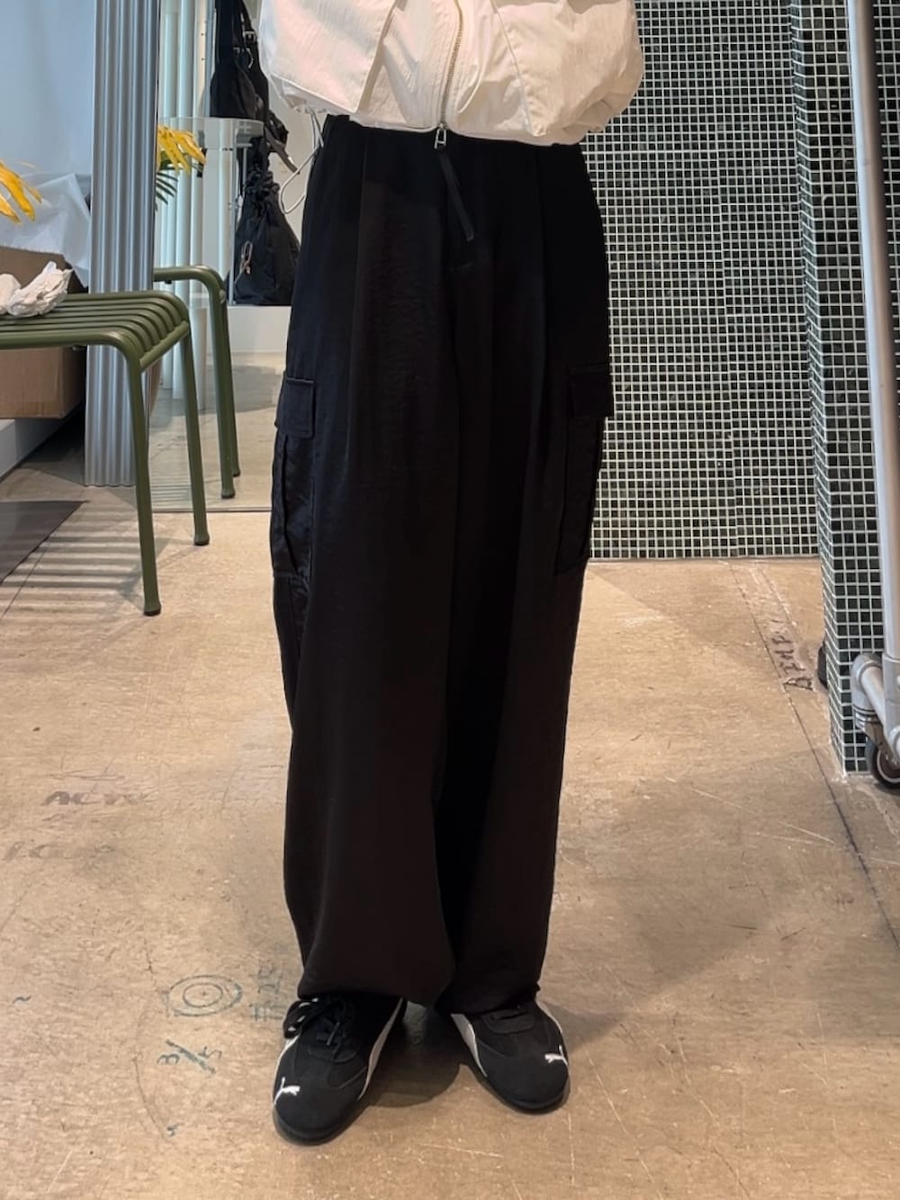 ホワイト系のMA-1、ブラック系のカーゴパンツ、ブラック系のショルダーバッグを着用したレディースの春コーディネートの4枚目の写真