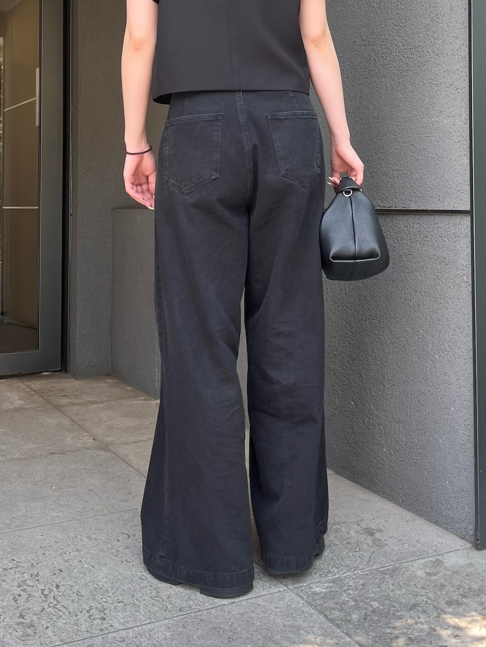 ブラック系のシャツ/ブラウス、ブラック系のデニムパンツ、ブラック系のトートバッグを着用したレディースの夏コーディネートの7枚目の写真