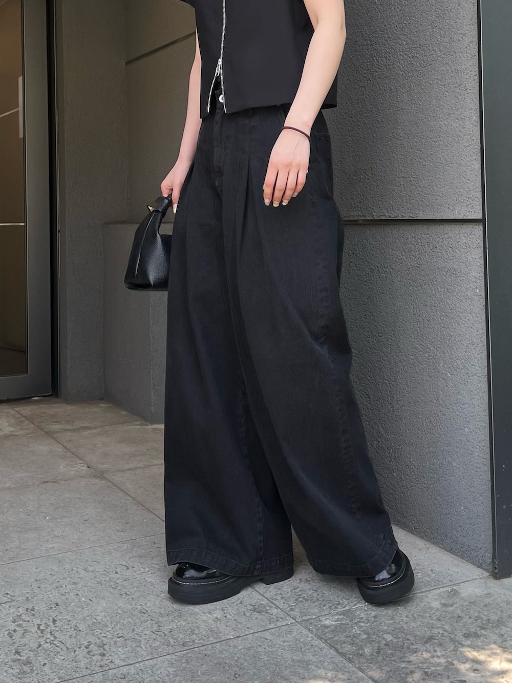 ブラック系のシャツ/ブラウス、ブラック系のデニムパンツ、ブラック系のトートバッグを着用したレディースの夏コーディネートの6枚目の写真