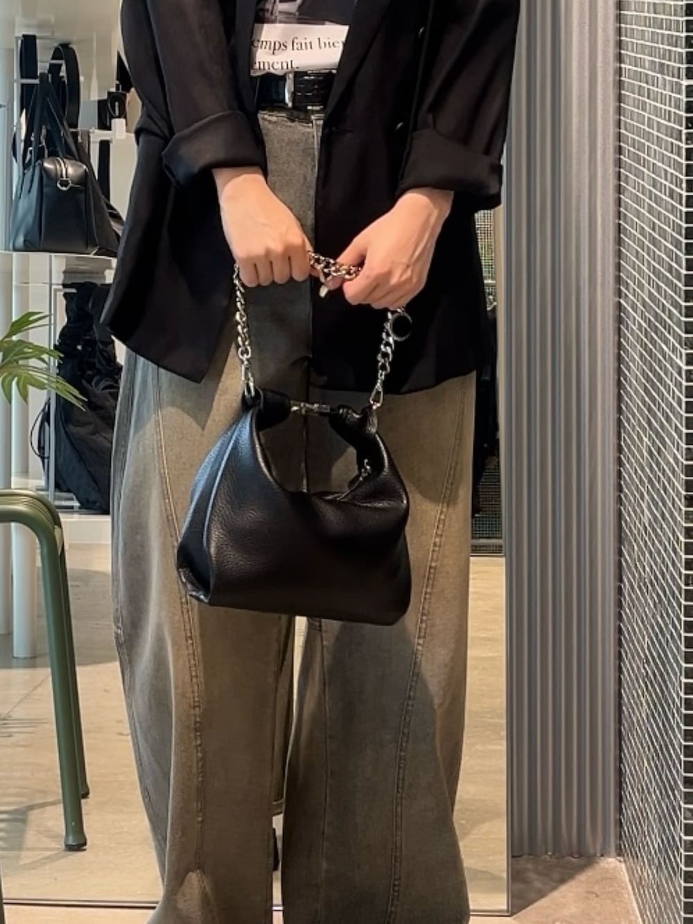 ブルー系のデニムパンツ、ブラック系のテーラードジャケット、ホワイト系のTシャツ/カットソーを着用したレディースの春コーディネートの6枚目の写真