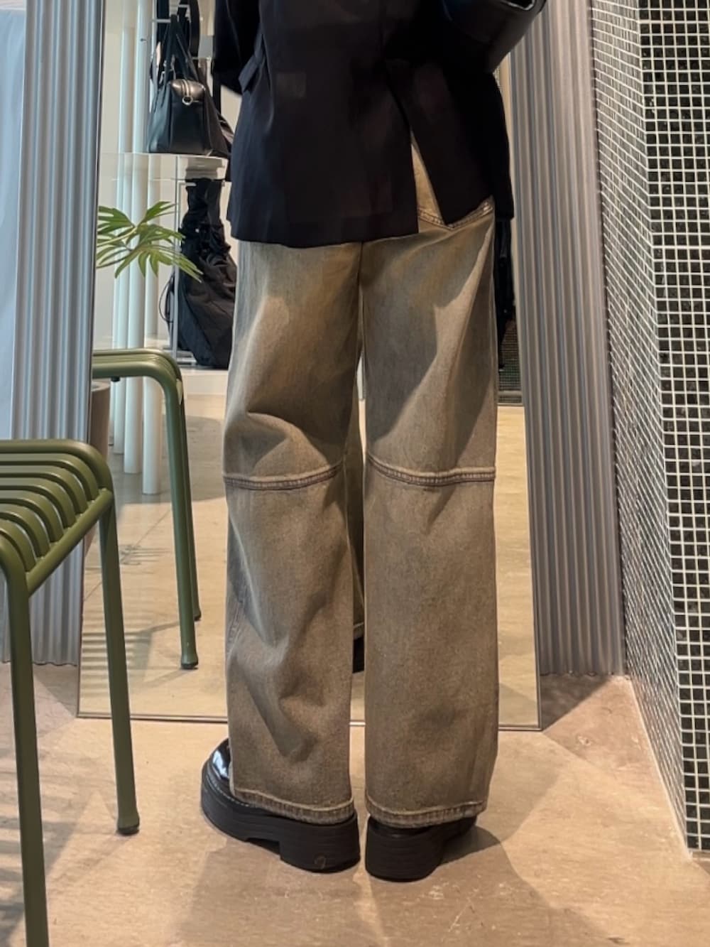 ブルー系のデニムパンツ、ブラック系のテーラードジャケット、ホワイト系のTシャツ/カットソーを着用したレディースの春コーディネートの5枚目の写真