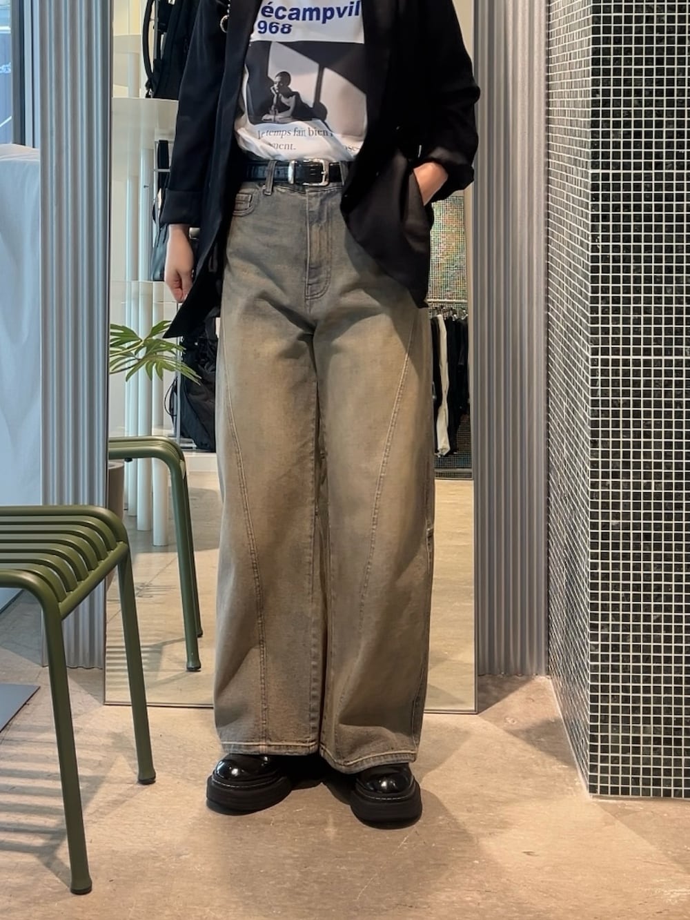 ブルー系のデニムパンツ、ブラック系のテーラードジャケット、ホワイト系のTシャツ/カットソーを着用したレディースの春コーディネートの4枚目の写真