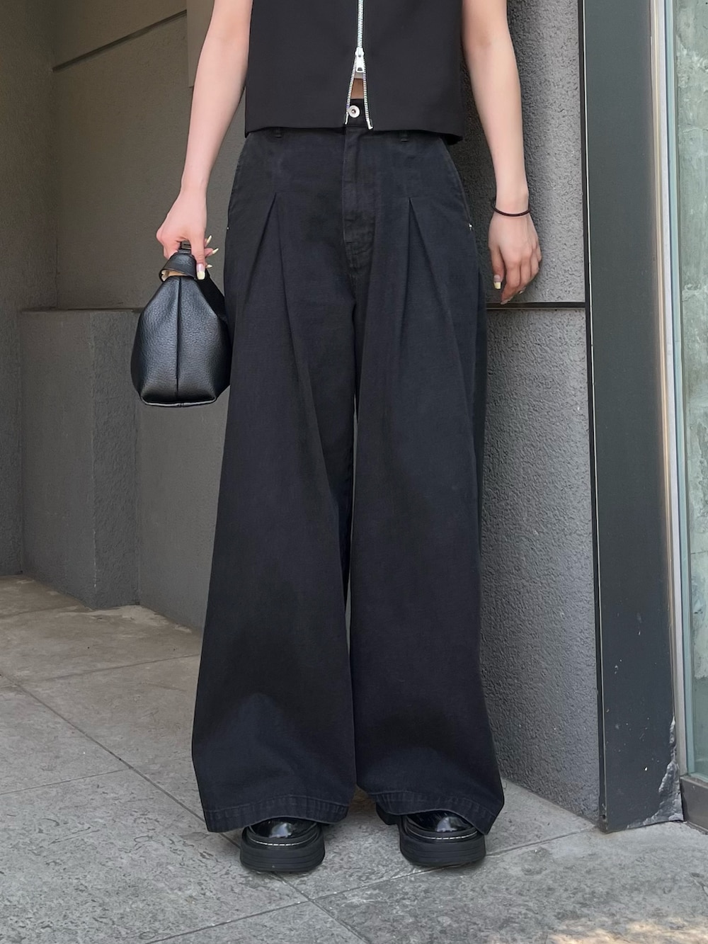ブラック系のシャツ/ブラウス、ブラック系のデニムパンツ、ブラック系のトートバッグを着用したレディースの夏コーディネートの5枚目の写真