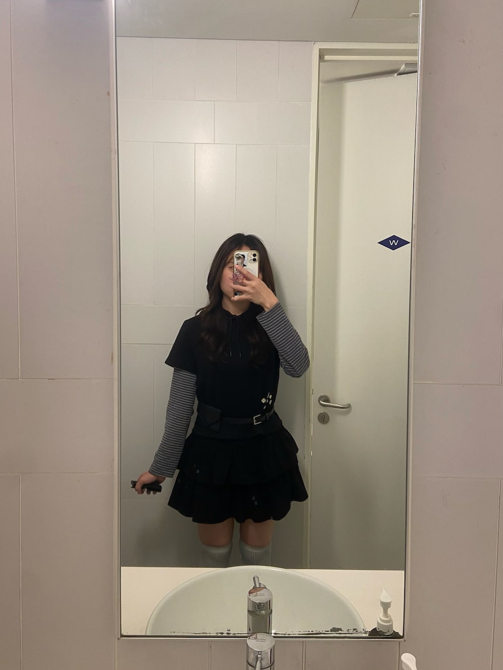 ブラック系のスカート、ブラック系のベルトを着用したレディースの春コーディネートの2枚目の写真