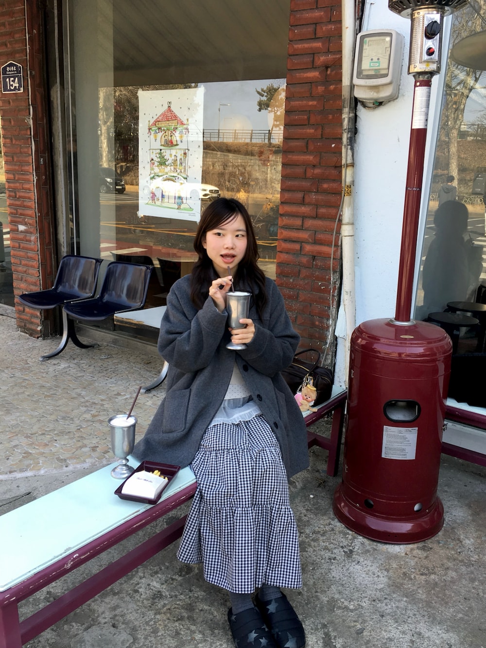 ホワイト系のTシャツ/カットソー、ブルー系のスカートを着用したレディースの春コーディネートの2枚目の写真