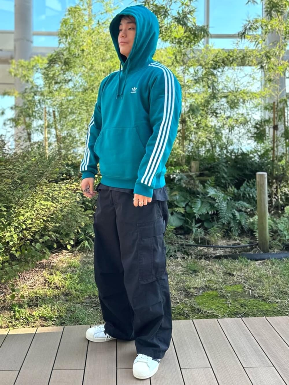 ブルー系のトップス、ブラック系のパーカーを着用したメンズの秋コーディネートの3枚目の写真