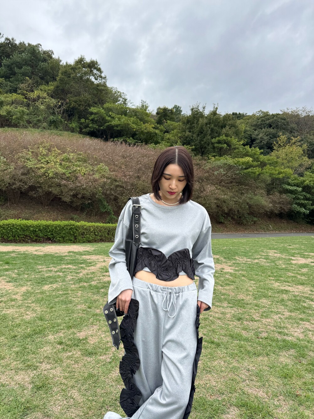 グレー系のスウェット、グレー系のスウェットパンツ、ブルー系のローファーを着用したレディースの秋コーディネートの4枚目の写真