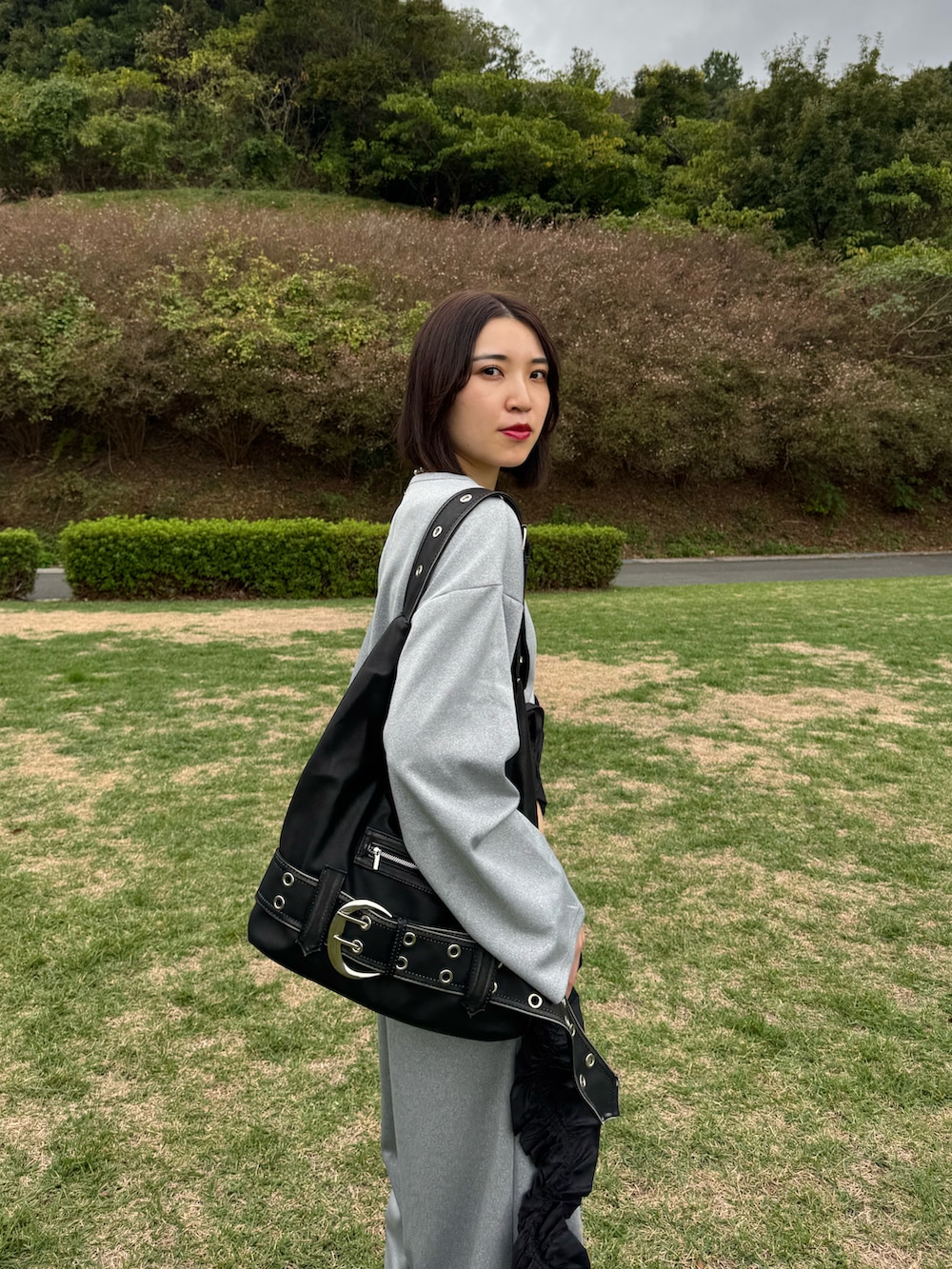 グレー系のスウェット、グレー系のスウェットパンツ、ブルー系のローファーを着用したレディースの秋コーディネートの5枚目の写真