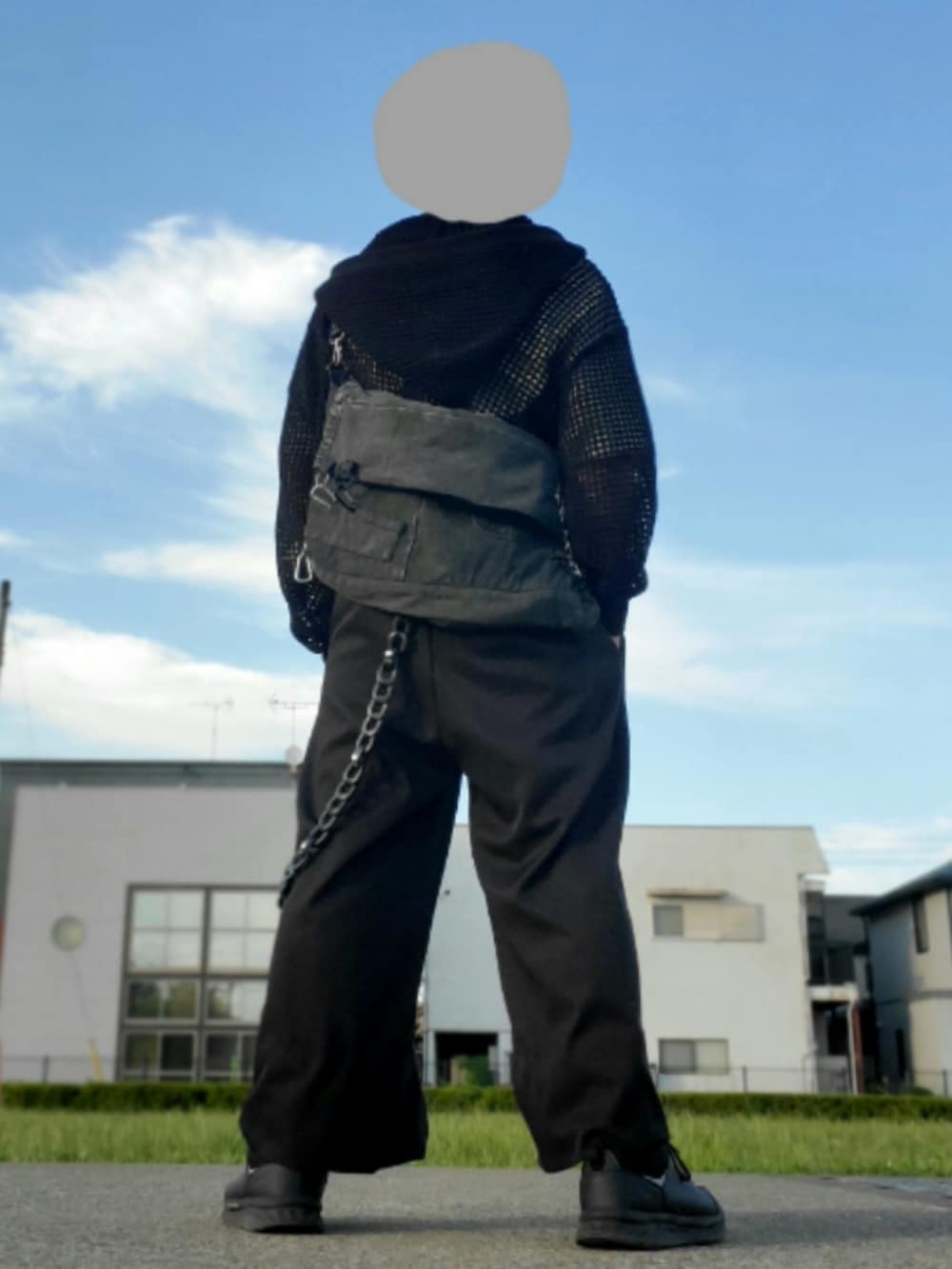 ブラック系のスラックス、ブラック系のパーカー、ブラック系のウォレットチェーンを着用したメンズの夏コーディネートの2枚目の写真