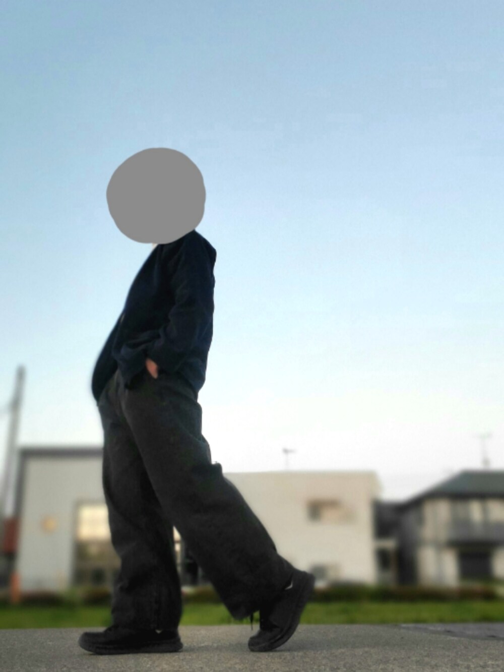 ブラック系のデニムパンツを着用したメンズの春コーディネートの2枚目の写真