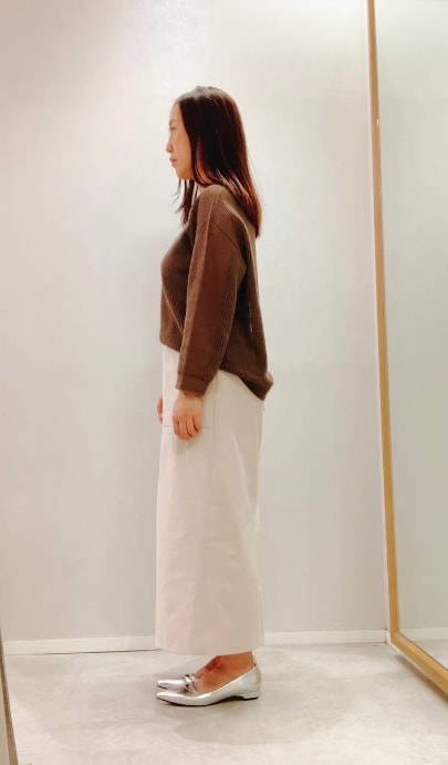 ブラウン系のニット/セーター、ベージュ系のスカート、シルバー系のその他シューズを着用したレディースの夏コーディネートの2枚目の写真