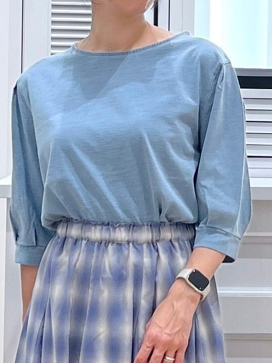 ブルー系のTシャツ/カットソー、ブラック系のスカート、ホワイト系のトートバッグを着用したレディースの夏コーディネートの3枚目の写真