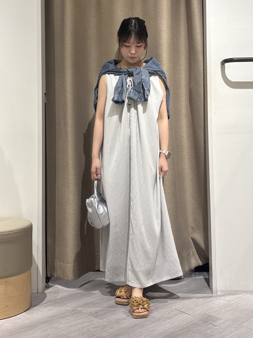 グレー系のワンピース、シルバー系のトートバッグを着用したレディースの夏コーディネートの2枚目の写真