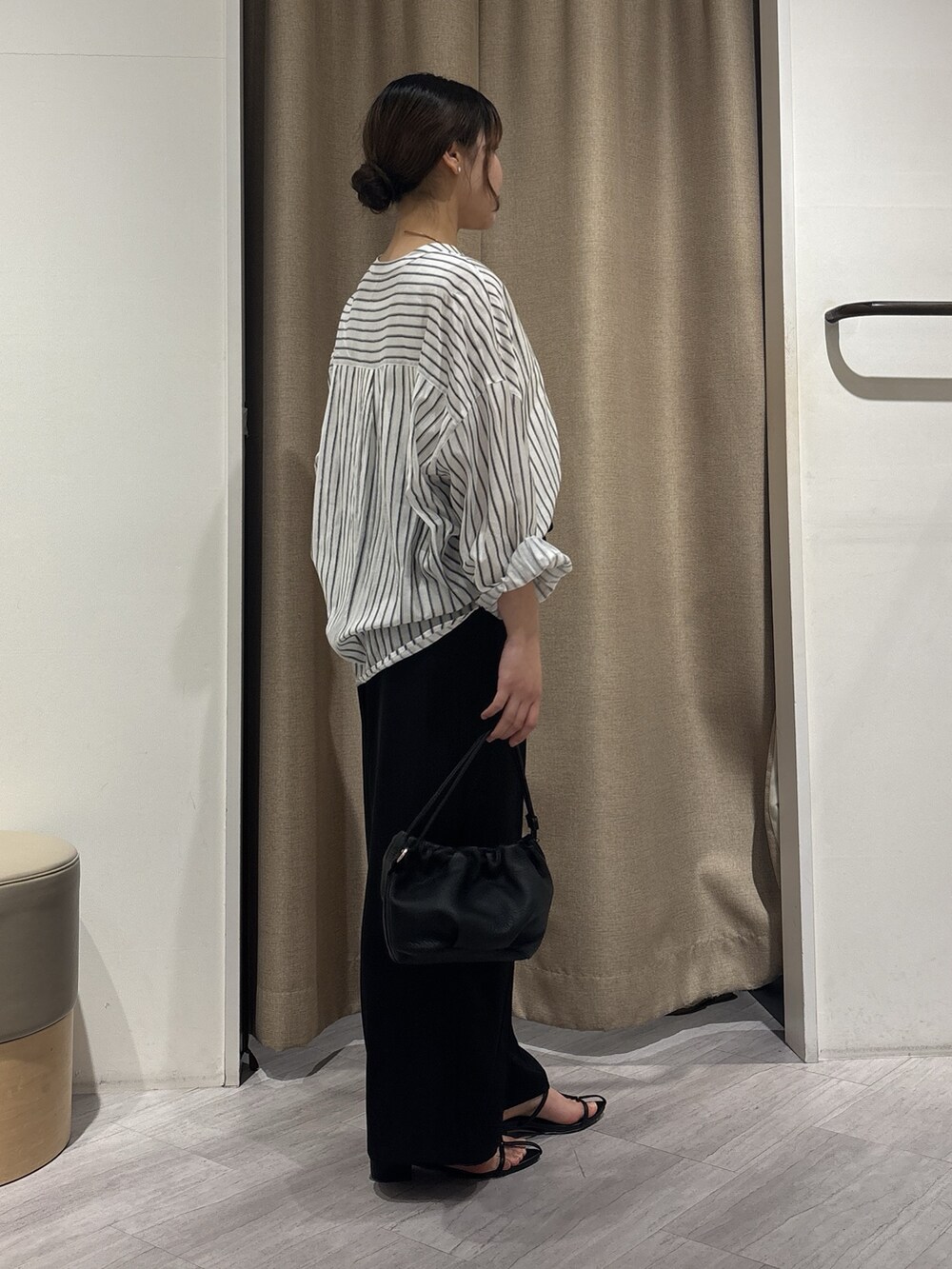 ブラック系のシャツ/ブラウス、シルバー系のトートバッグ、ブラック系のその他パンツを着用したレディースの夏コーディネートの2枚目の写真