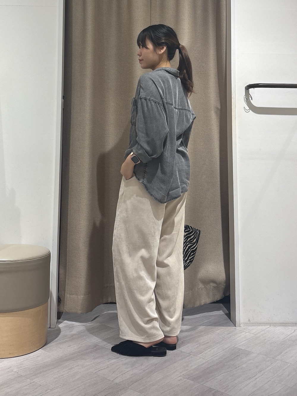 グレー系のシャツ/ブラウス、ホワイト系のその他パンツ、ブラック系のトートバッグを着用したレディースの秋コーディネートの3枚目の写真