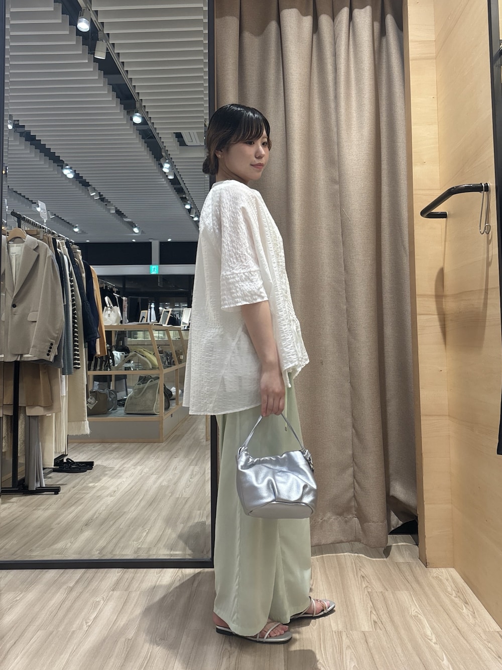 ホワイト系のシャツ/ブラウス、ホワイト系のニット/セーター、グリーン系のその他パンツを着用したレディースの夏コーディネートの2枚目の写真