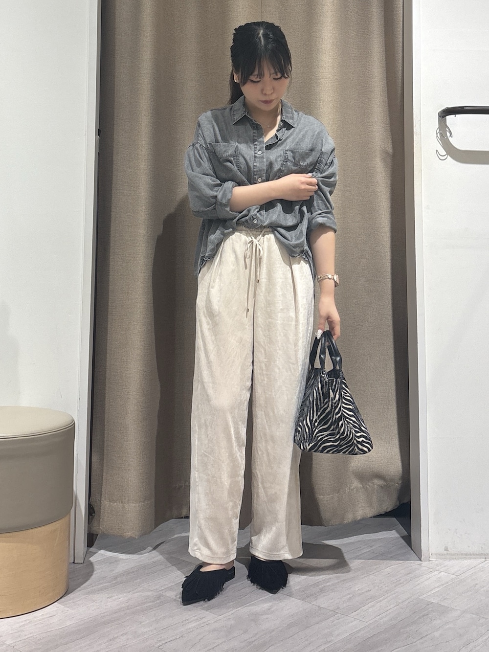 グレー系のシャツ/ブラウス、ホワイト系のその他パンツ、ブラック系のトートバッグを着用したレディースの秋コーディネートの2枚目の写真