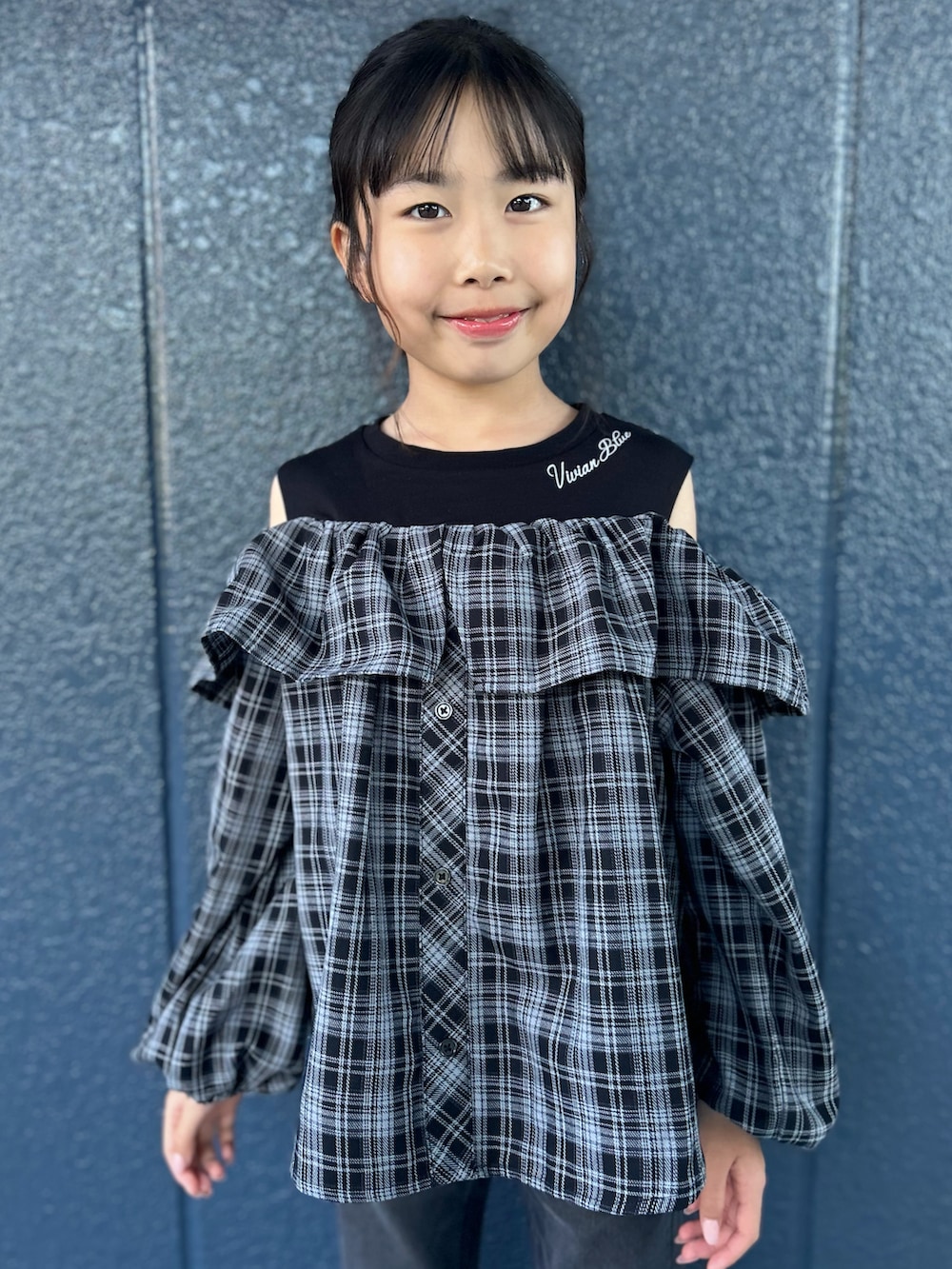 ブラック系のその他パンツを着用したキッズの秋コーディネートの4枚目の写真