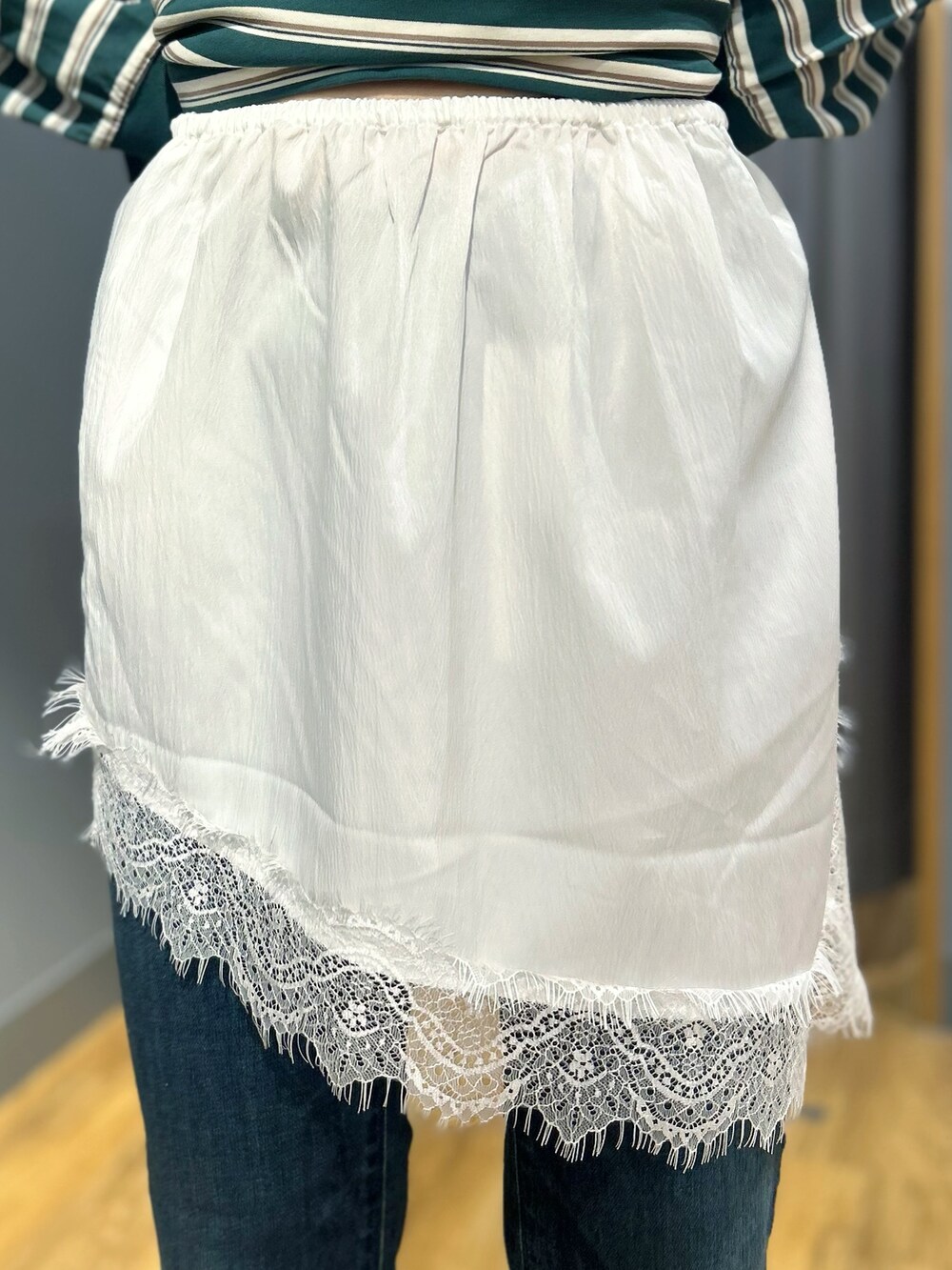 グリーン系のTシャツ/カットソー、ブルー系のその他パンツ、ブラック系のショルダーバッグを着用したレディースの秋コーディネートの7枚目の写真