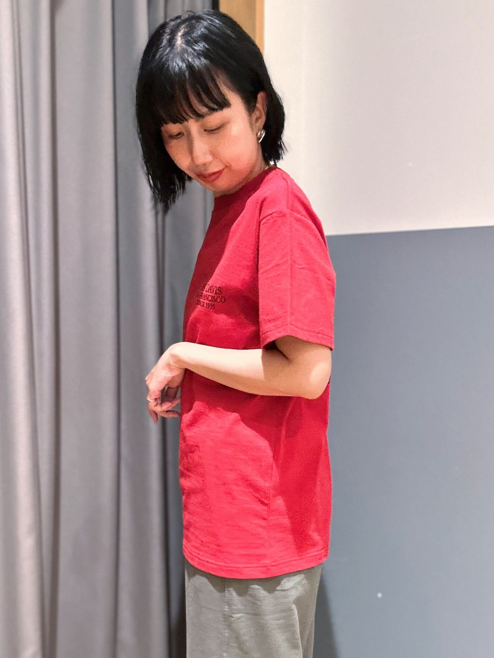 グレー系のテーラードジャケット、レッド系のTシャツ/カットソー、グレー系のその他パンツを着用したレディースの夏コーディネートの7枚目の写真