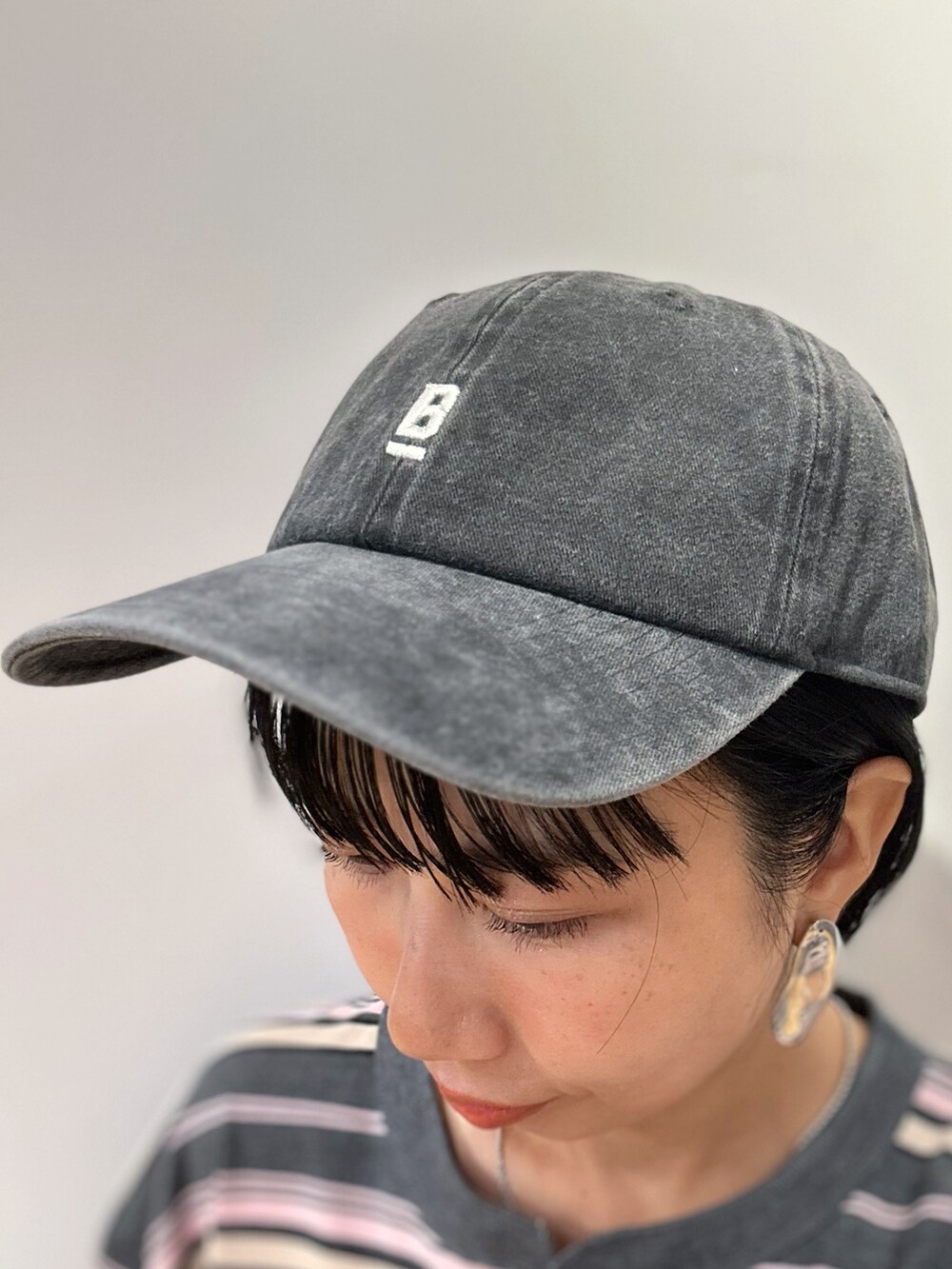 グレー系のTシャツ/カットソー、ブルー系のデニムパンツ、ベージュ系のトートバッグを着用したレディースの夏コーディネートの8枚目の写真