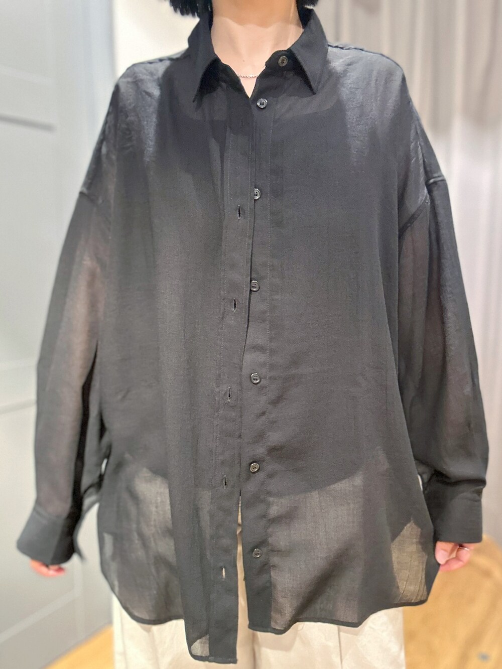 ブラック系のシャツ/ブラウス、ブラック系のタンクトップ、ホワイト系のその他パンツを着用したレディースの夏コーディネートの4枚目の写真