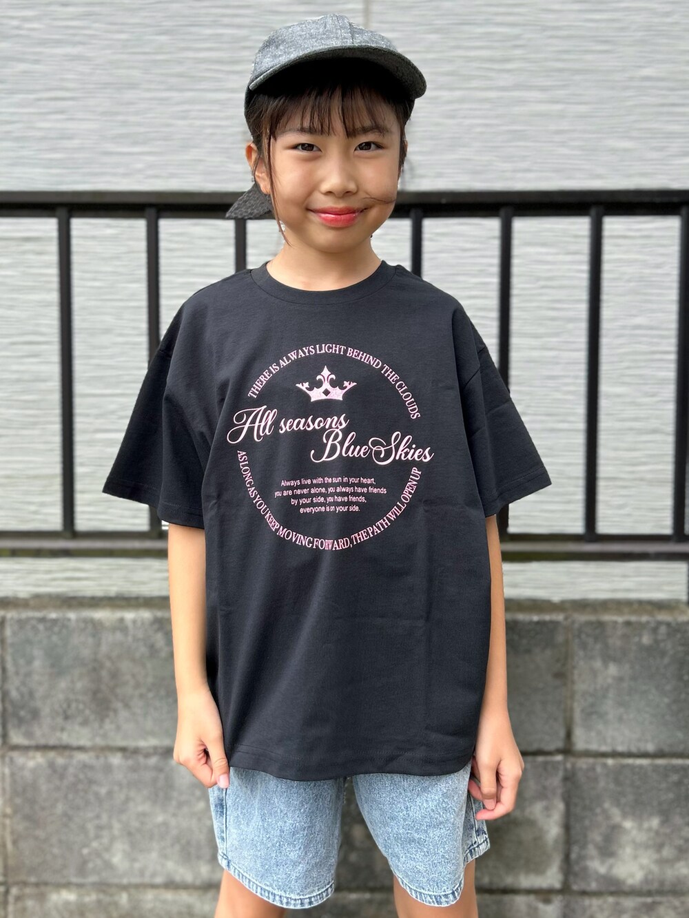ブラック系のTシャツ/カットソー、ブルー系のその他パンツ、ブラック系のキャップを着用したキッズの夏コーディネートの5枚目の写真