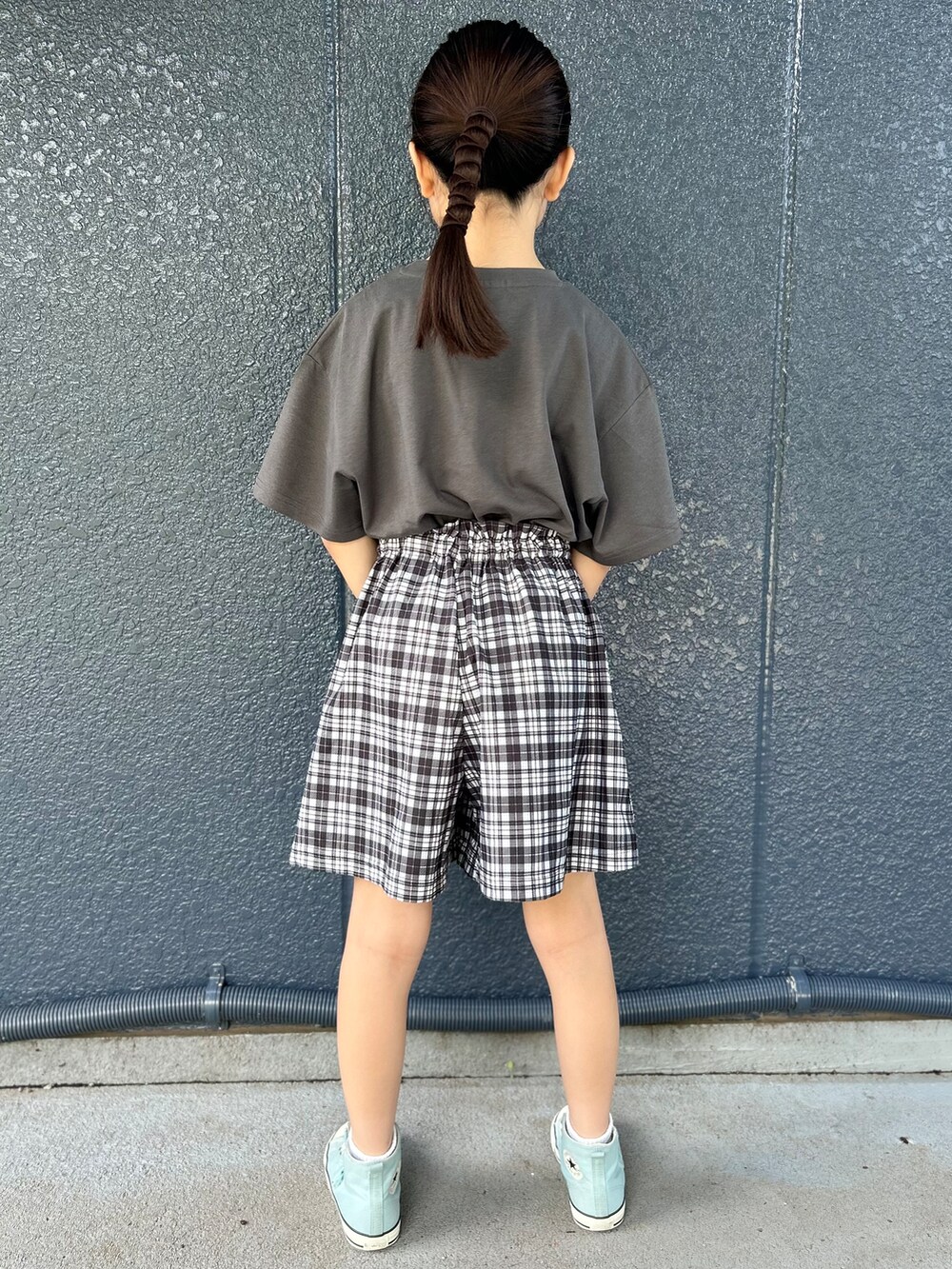 グレー系のTシャツ/カットソー、ブラック系のその他パンツ、ブラック系のショルダーバッグを着用したキッズの夏コーディネートの4枚目の写真