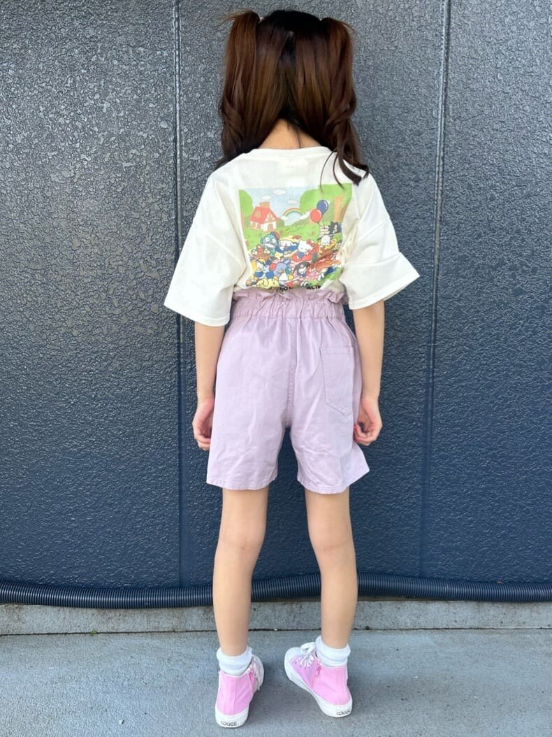 ホワイト系のTシャツ/カットソー、パープル系のその他パンツを着用したキッズの春コーディネートの3枚目の写真