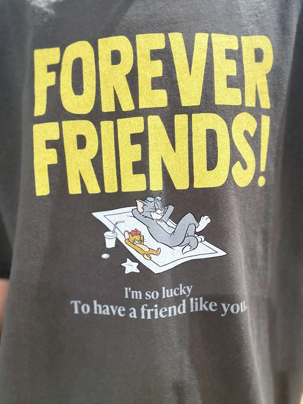 グレー系のTシャツ/カットソー、グリーン系のスカート、ブラック系のショルダーバッグを着用したレディースの夏コーディネートの5枚目の写真