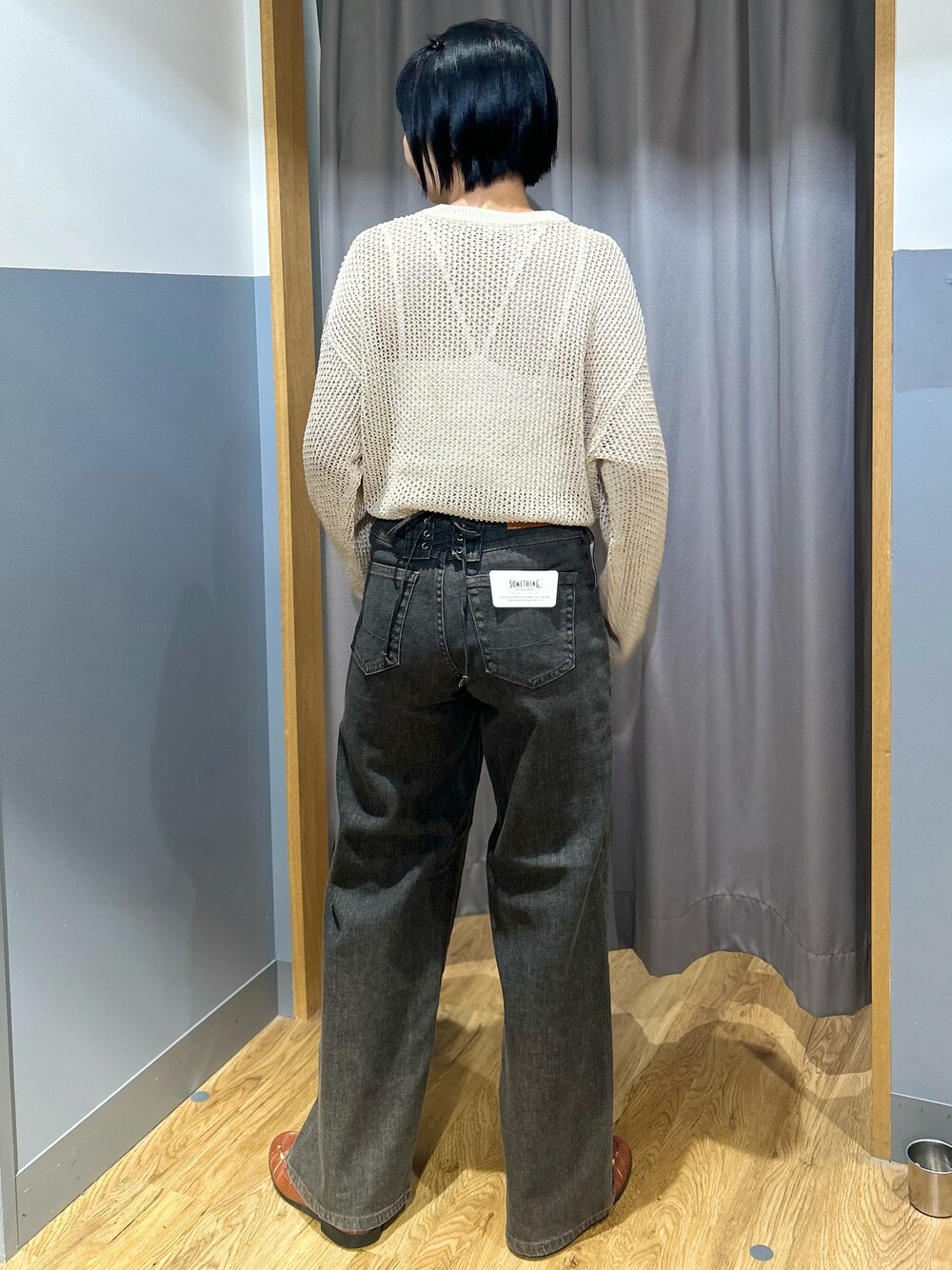 ホワイト系のニット/セーター、ブラウン系のその他パンツ、ブラック系のショルダーバッグを着用したレディースの夏コーディネートの4枚目の写真