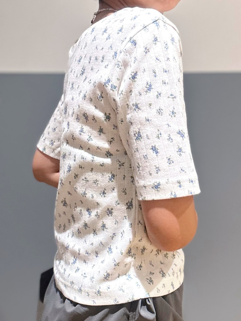 グリーン系のサロペット/オーバーオール、ブルー系のTシャツ/カットソー、ベージュ系のキャップを着用したレディースの夏コーディネートの5枚目の写真