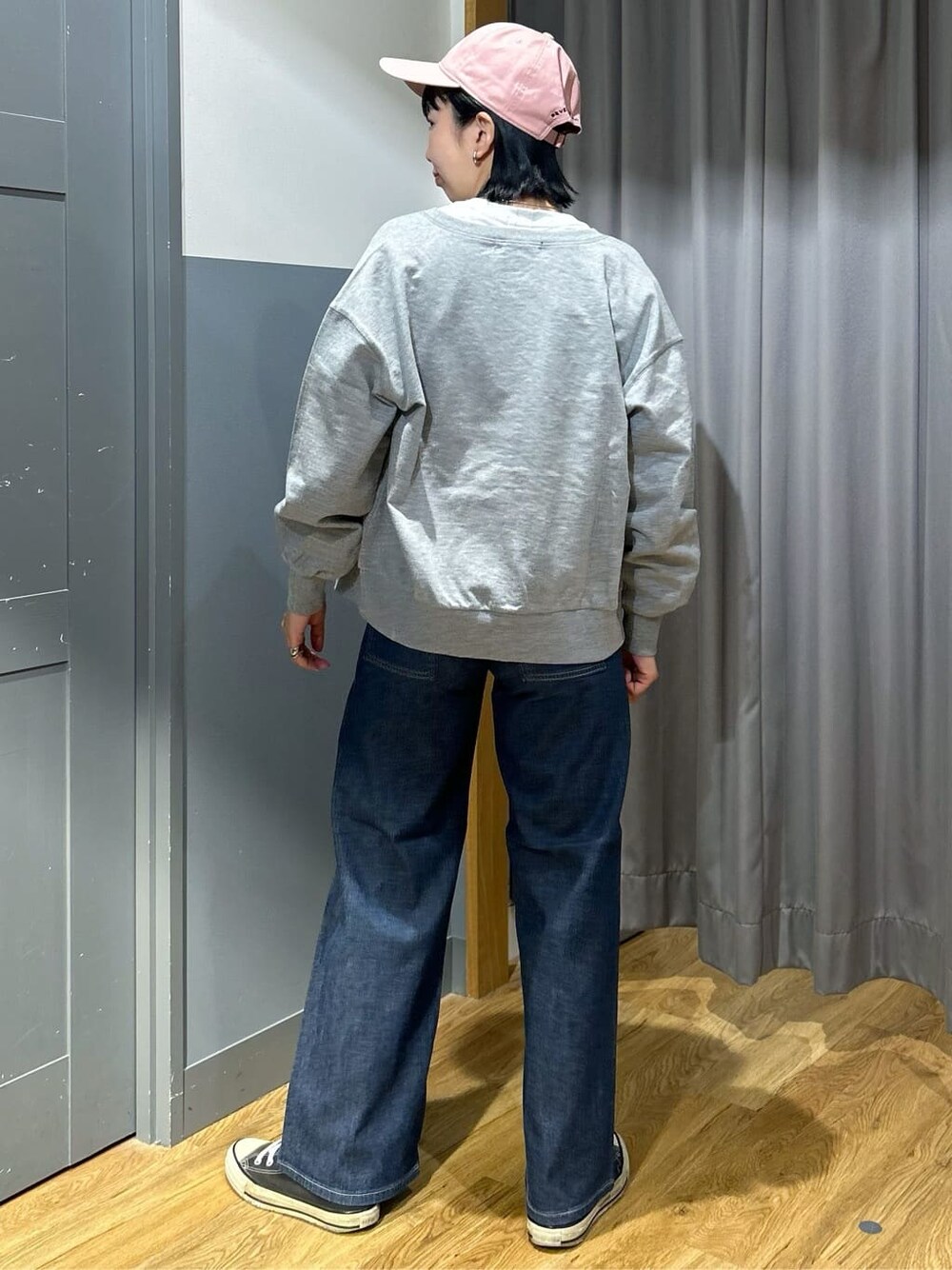 グレー系のTシャツ/カットソー、グレー系のカーディガン/ボレロ、ブルー系のデニムパンツを着用したレディースの春コーディネートの3枚目の写真