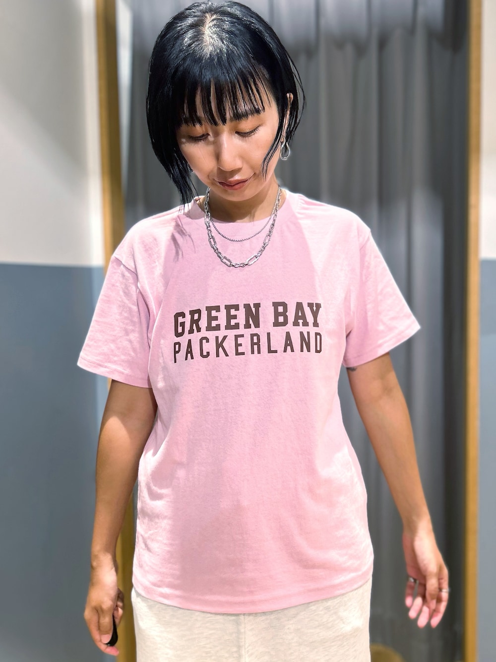 ピンク系のTシャツ/カットソー、パープル系のシャツ/ブラウス、グレー系のスカートを着用したレディースの秋コーディネートの5枚目の写真