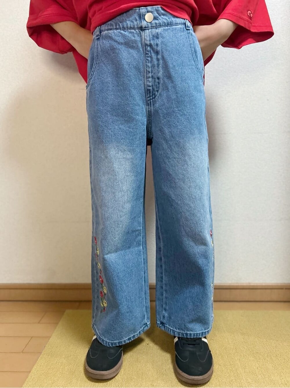 レッド系のTシャツ/カットソー、ブルー系のデニムパンツを着用したキッズの春コーディネートの7枚目の写真