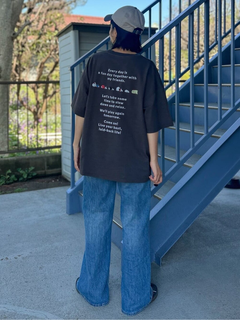 グレー系のTシャツ/カットソー、グレー系のTシャツ/カットソーを着用したレディースの春コーディネートの5枚目の写真
