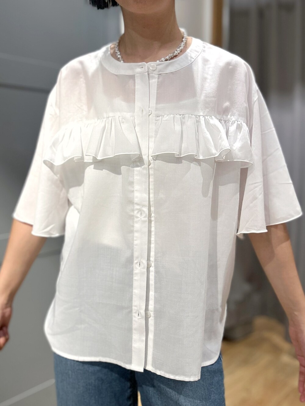 ホワイト系のシャツ/ブラウス、ホワイト系のタンクトップ、グレー系のサンダルを着用したレディースの夏コーディネートの5枚目の写真