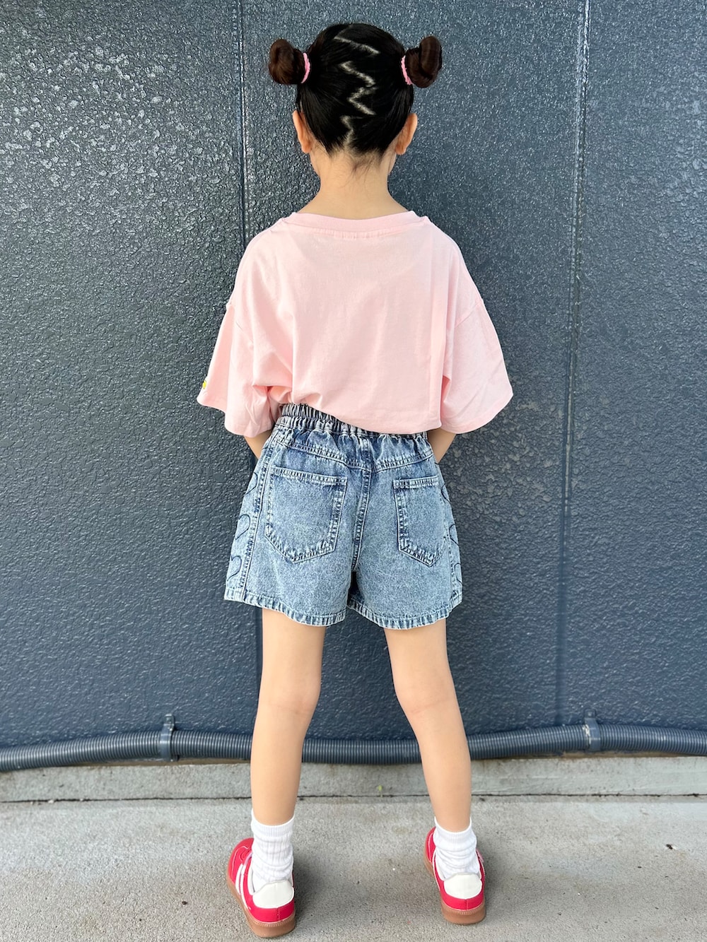 ピンク系のTシャツ/カットソー、ブルー系のその他パンツを着用したキッズの夏コーディネートの4枚目の写真