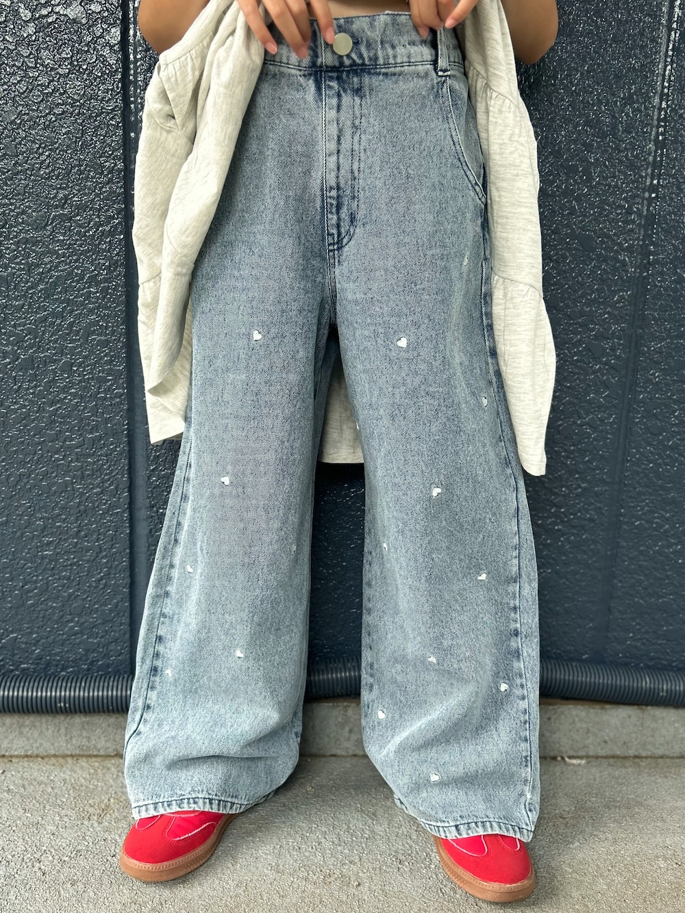 ブルー系のその他パンツ、ホワイト系のルームワンピースを着用したキッズの秋コーディネートの9枚目の写真