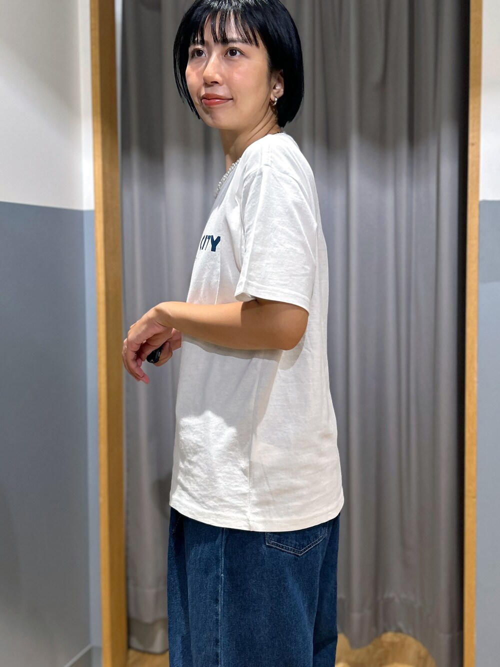 ホワイト系のTシャツ/カットソー、ブルー系のシャツ/ブラウス、ブルー系のその他パンツを着用したレディースの秋コーディネートの5枚目の写真
