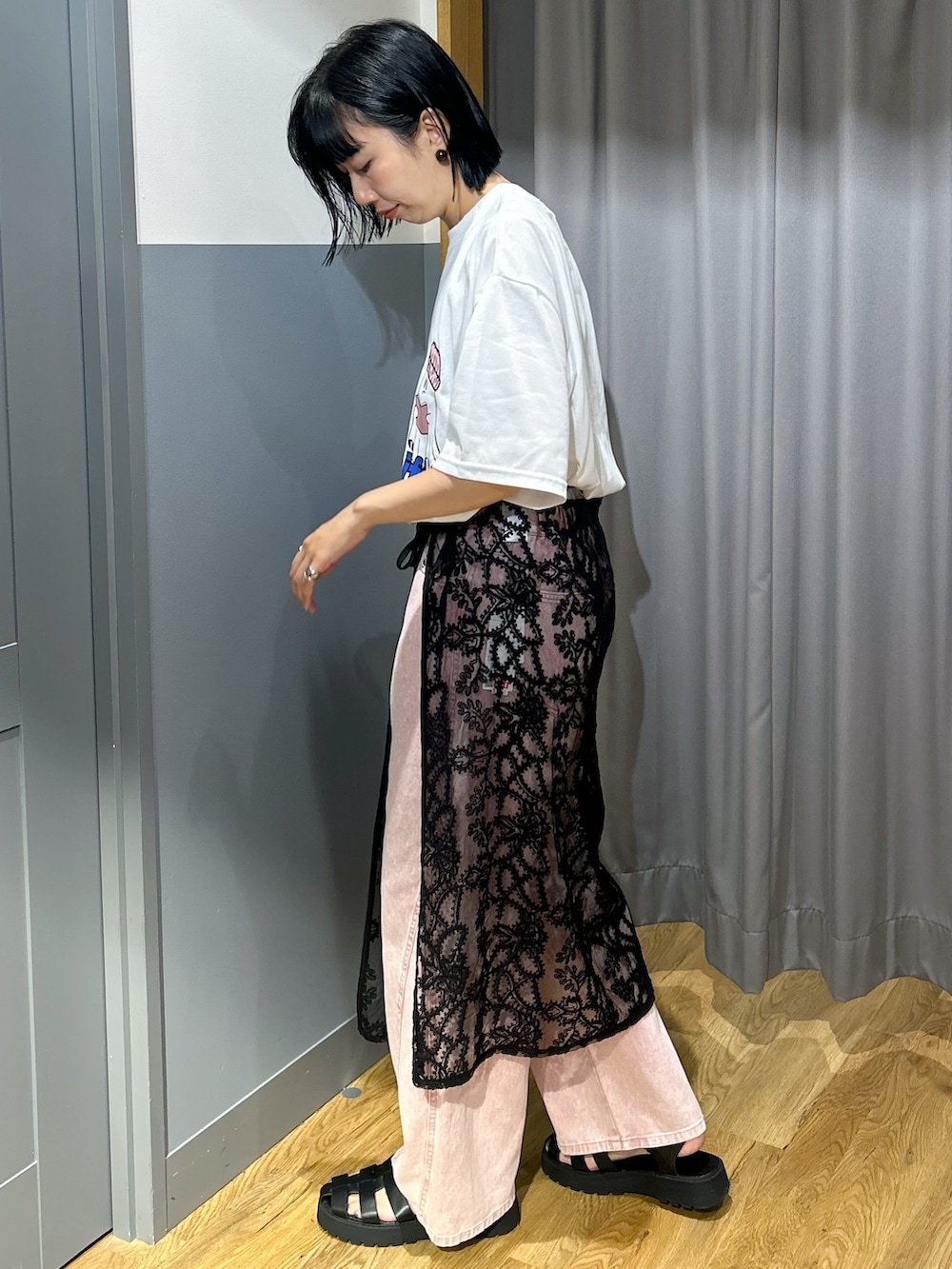 ホワイト系のTシャツ/カットソー、ピンク系のその他パンツ、ブラック系のスカートを着用したレディースの夏コーディネートの2枚目の写真